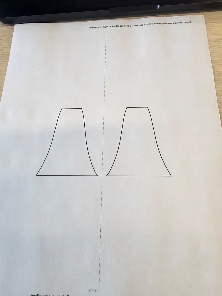 The fold template: two mirrored outlines and a dashed fold line.